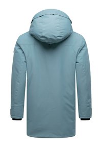 Gaiši zils ziemas mētelis ar kapuci, garām piedurknēm un regulējamām aprocēm, redzams no aizmugures uz balta fona.