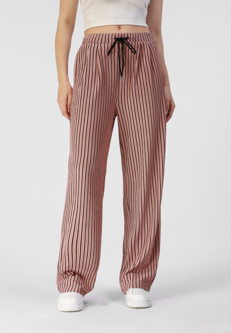 Pantalons légers à jambes larges et rayures roses avec une taille à cordon. Présente des rayures verticales noires pour le contraste et une coupe décontractée.