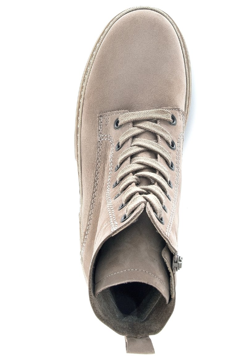 Beige Wildleder-Stiefelette mit runder Spitze, flachen Schnürsenkeln, Metallösen, kontrastierenden Nähten und einem Reißverschluss an der Seite.