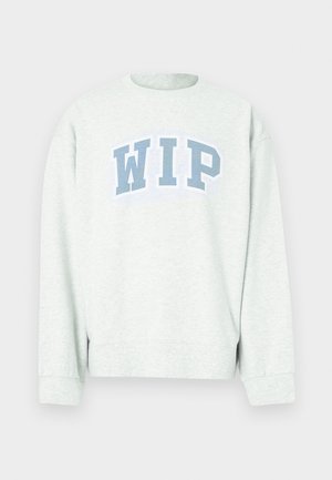Ανοιχτό γκρι φούτερ με στρογγυλή λαιμόκοψη και μακριά μανίκια, με λευκόμπλε λογότυπο "WIP" τυπωμένο σε καμπυλωτή διάταξη στο στήθος.