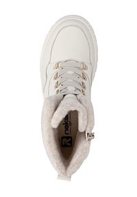 Biała kozaki z imitacji skóry ze miękką podszewką z polaru, jasnosznurowadłami i złotymi ozdobami. Zaokrąglony nosek i gruba gumowa podeszwa.