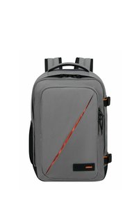 Grijze rugzak met een gestructureerde afwerking, voorzien van een oranje diagonale accent, dubbele verstelbare schouderbanden, een handvat aan de bovenkant en meerdere met rits afgesloten compartimenten.