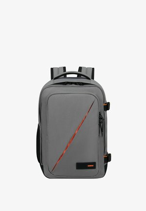 Grauer Rucksack mit strukturiertem Finish, ausgestattet mit einem orangen diagonalen Akzent, zwei verstellbaren Trägern, einem oberen Griff und mehreren Reißverschlussfächern.