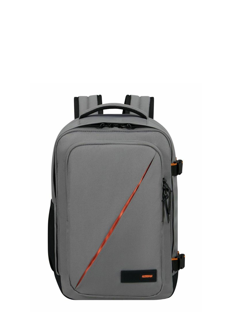 Grå ryggsäck med en texturerad yta, med en orange diagonal accent, dubbla justerbara remmar, handtag på toppen och flera blixtlåsfickor.