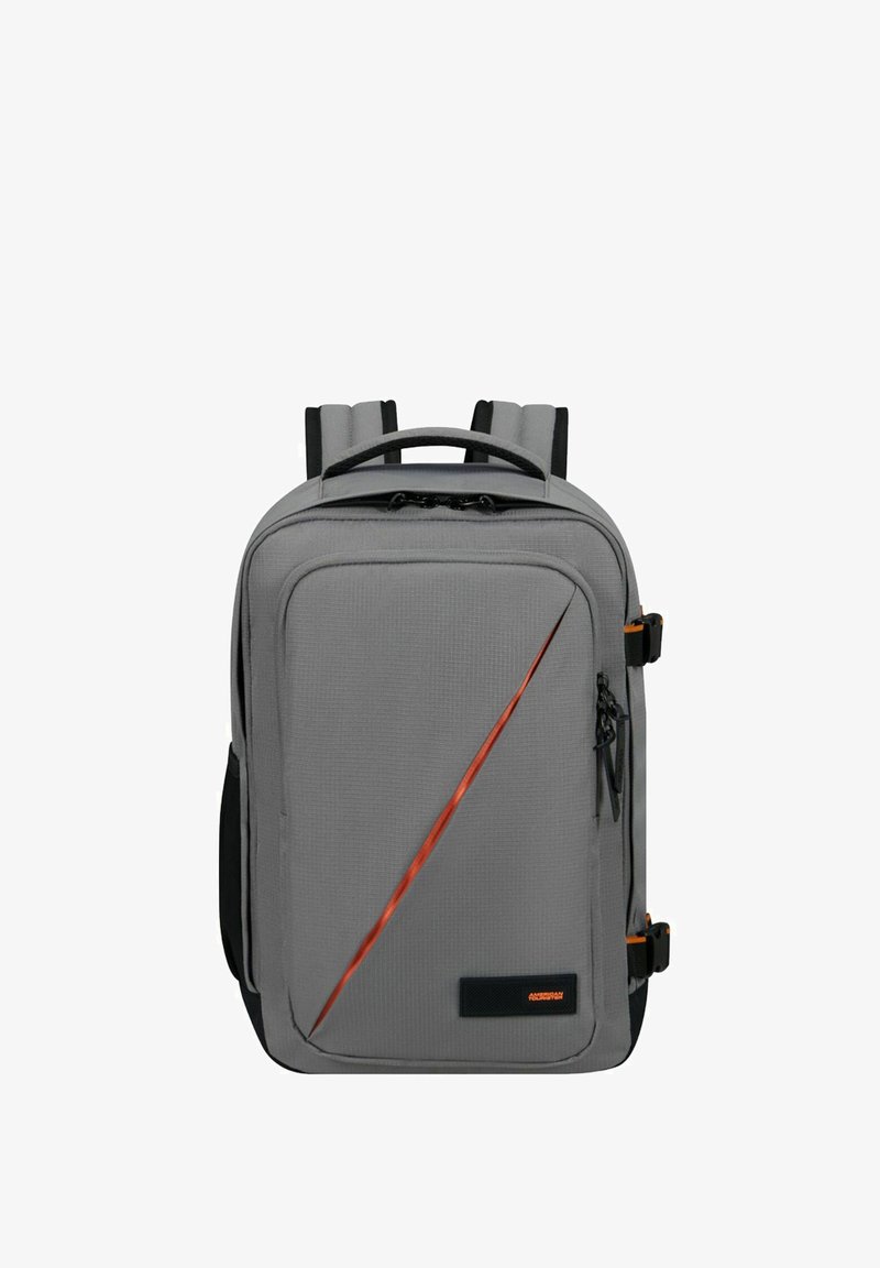 Grijze rugzak met een gestructureerde afwerking, voorzien van een oranje diagonale accent, dubbele verstelbare schouderbanden, een handvat aan de bovenkant en meerdere met rits afgesloten compartimenten.