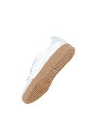 Sneaker bianco con tomaia perforata, cinturini in Velcro e suola in gomma naturale con motivo a spina di pesce per la trazione. Design leggero.