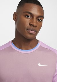 Nike Performance ADVTG - Tekninen t-paita - plum dust beyond pink royal pulse white