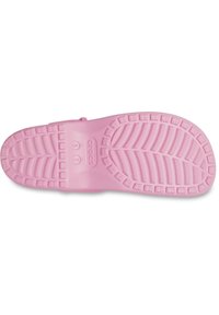 Zool van een roze Crocs-sandaal met een gestructureerd loopvlakpatroon en maatmarkeringen zichtbaar op de bodem.