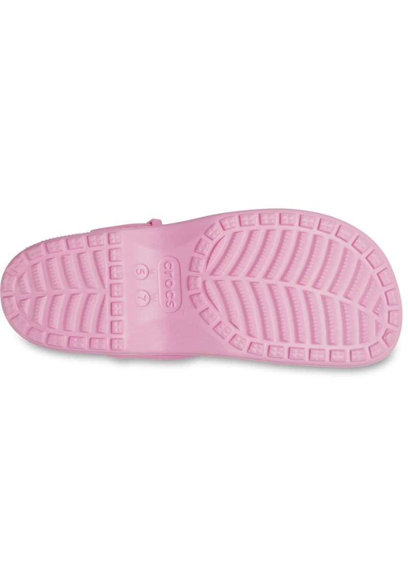 Podeszwa różowego klapka Crocs z wyraźnym wzorem bieżnika i widocznymi oznaczeniami rozmiaru na spodzie.