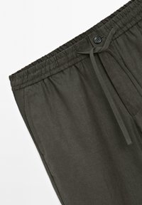 Pantaloni in misto lino di un verde scuro con vita elastica, laccio e tasche laterali. Tessuto morbido, design leggero e stile casual.