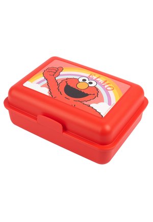Rote plastik Lunchbox mit einem Deckel, auf dem Elmo vor einem Regenbogen-Hintergrund abgebildet ist. Der Behälter hat glatte Kanten und einen Schnappverschluss für eine sichere Verwendung.