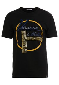 Svart bomullströja med en guld- och blågrafikdesign som har texten "Versace Collection" och geometriska mönster. Rund halsringning.