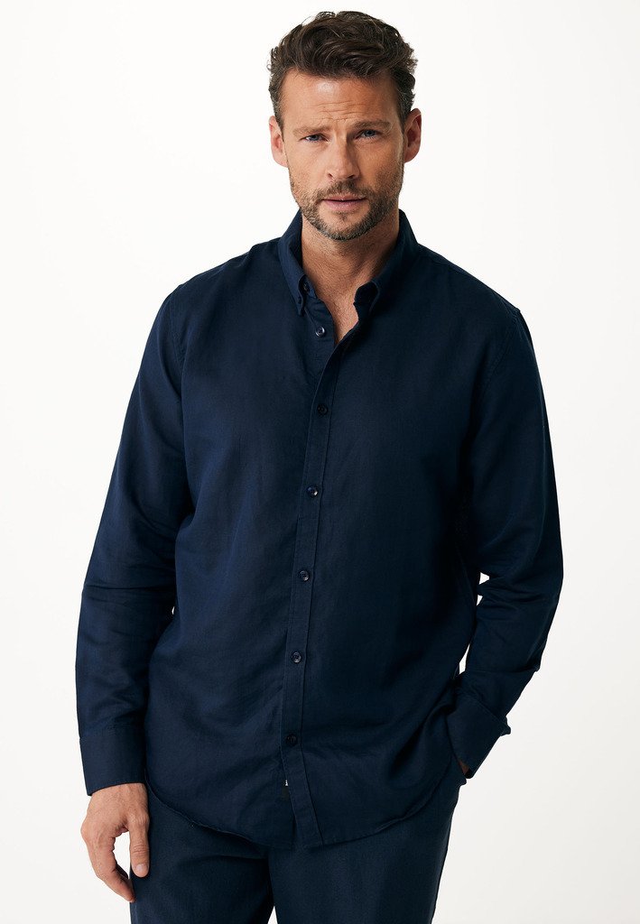 Camicia button-up blu navy realizzata in tessuto leggero, con maniche lunghe, colletto e vestibilità rilassata.