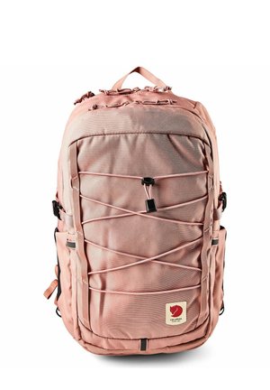 Rosa Fjällräven-Rucksack mit elastischen Bändern vorne, Seitentaschen, Tragegriff oben und Logo-Patch unten vorne.