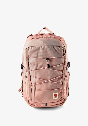 Roze Fjällräven-rugzak met elastische koorden aan de voorkant, zijzakken, bovenste handvat en logopatch aan de onderkant voorkant.