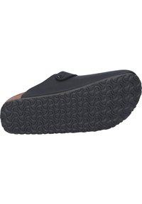 Schwarzer Slipper mit matter Oberfläche, Korkfußbett und strukturiertem Gummi-Außensohle mit Wellenmuster. Enthält ein dekoratives schwarzes Knopfdetail.