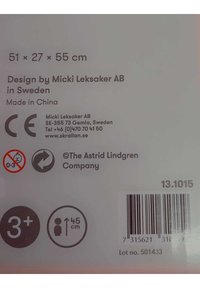 Productlabel met afmetingen 51x27x55 cm, grijze tekst op een witte achtergrond, CE-keurmerk en veiligheidswaarschuwingen voor leeftijden 0-3 en 3+