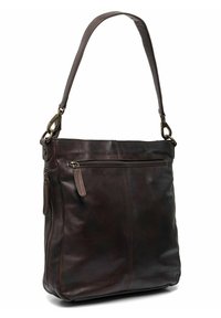 Sac bandoulière en cuir brun avec une texture lisse, une longue sangle réglable, une poche zippée à l'avant et des détails de couture subtils.