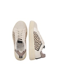 Sneakers bianchi e beige con tomaia in suede e pelle, dettagli in stampa leopardata testurizzata e suola spessa a coste.