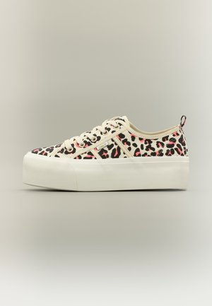 Lage platform sneaker met witte zool en beige stoffen bovenwerk met zwarte en roze luipaardprint en witte veters.
