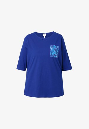 Blaues T-Shirt mit kurzen Ärmeln, rundem Halsausschnitt und einer gemusterten Tasche mit floralen Designs in verschiedenen Blautönen.