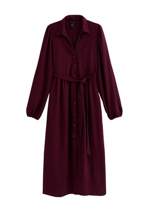 Langärmeliges bordeauxrotes Hemdkleid mit Kragen und passendem Stoffgürtel, der in der Taille gebunden ist.