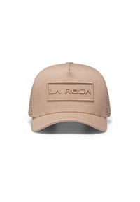 Cappellino beige con una parte frontale strutturata e il logo in rilievo "LA ROSA", lati in rete e visiera curva. Texture liscia con dettagli di cucitura.