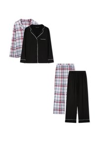 Due set di pigiami: una maglietta a maniche lunghe a scacchi rossa e blu e pantaloni neri con piping bianco; il secondo set presenta pantaloni e maglietta completamente neri.