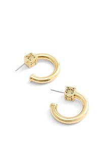 Guld hoopörhängen med en slät, rundad design. Har en texturerad fyrkantig detalj överst och en rak stift för fäste.