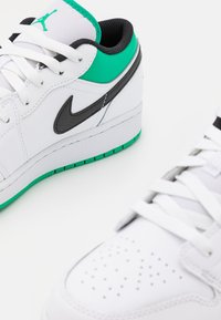 Jordan Air 1 Low Unisex Zapatillas De Baloncesto White Stadium Green Black Blanco Zalando Es