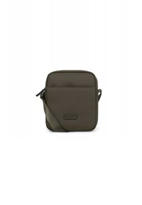 Borsa a tracolla verde oliva con superficie texture, chiusura con zip, tracolla regolabile e dettaglio con logo a patch frontale. Design rettangolare compatto.
