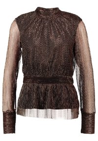Blusa metallica marrone con maniche lunghe in trasparenza, colletto alto e vita arricciata. Presenta una texture plissettata con un leggero luccichio su tutta la superficie.
