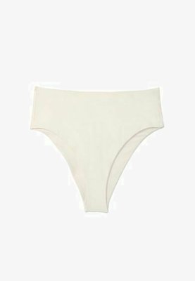 Ropa interior blanca de corte alto sin costuras visibles ni patrones, con tejido liso y uniforme.