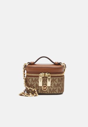 Sac à main compact marron et beige avec fermeture éclair dorée, bandoulière chaîne, poignée supérieure et logo Michael Kors sur le devant.