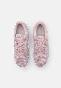 Scarpe sportive rosa con tomaia in rete, cuciture a contrasto, lacci e linguetta imbottita. Suola bianca, branding sottile sui lati laterali.