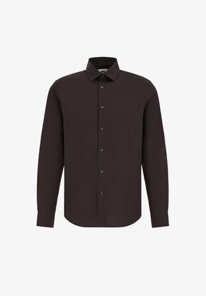 Tumedat pruunid pikad varrukad särk, mis on valmistatud siledast kangast, millel on terav krae ja nööbistamine, ning mustad nööbid ees.