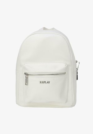 Weißer synthetischer Rucksack mit runder Form, vorderer Reißverschluss-Tasche und silberner Hardware. Mit einem prominent platzierten Logo.