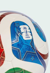 Krupni prikaz šarene FIFA nogometne lopte sa plavim i crvenim uzorcima zvijezda te logotipom FIFA Svjetskog prvenstva.