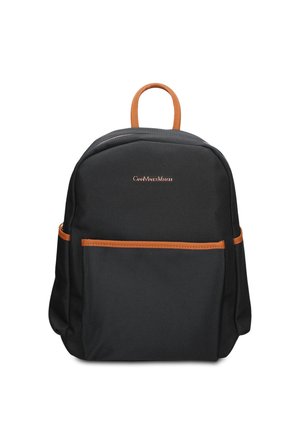 Sac à dos noir avec poignée et garniture en cuir marron, poche avant zippée et petit logo de la marque centré près du haut.