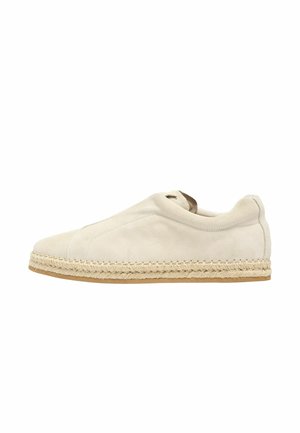 Scarpa espadrillas beige in pelle scamosciata con suola intrecciata in juta e fondo in gomma, mostrata di profilo su sfondo bianco.