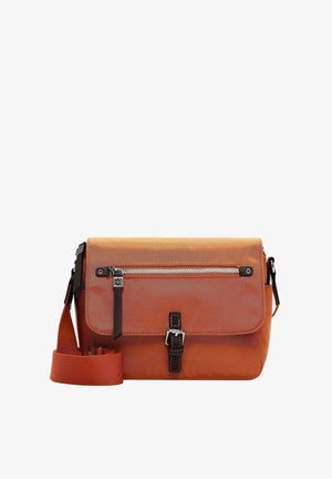 Orangenes Umhängetasche aus strapazierfähigem Stoff, mit einer vorderen Reißverschlusstasche, verstellbarem Riemen und braunen Schnallenakzenten.