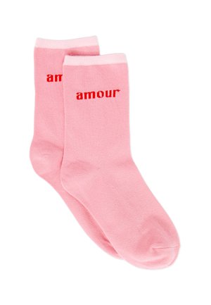 Rosa Baumwollsocken mit dem roten Aufdruck "amour". Glatte Textur, gerippte Bündchen und ein Standard-Crew-Längen-Design.