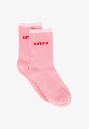 Rosa Baumwollsocken mit dem roten Aufdruck "amour". Glatte Textur, gerippte Bündchen und ein Standard-Crew-Längen-Design.