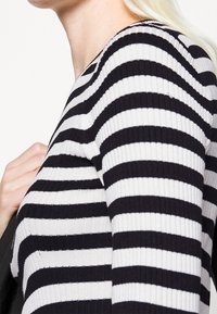 Object Tall Maglione - black