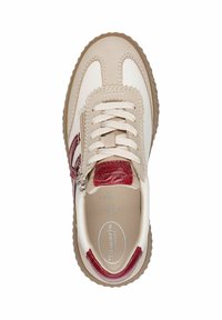 Baskets beige et bordeaux avec accents texturés, bout rond, laçage à l'avant et fermeture éclair latérale. Semelle en caoutchouc avec motif antidérapant.