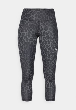 Schwarz-graue Capri-Leggings mit Leopardenmuster, hohem Bund und glatter Textur. Verfügen über ein kleines weißes Logo an der Seite.