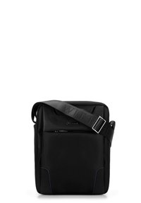 Borsa a tracolla nera realizzata in tessuto testurizzato con una spallina prominente con logo. Include una tasca frontale con zip e dettagli blu.