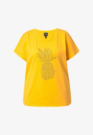 Gul kortærmet t-shirt lavet af bomuld, med et ananasdesign lavet af små metallic nitter i midten.