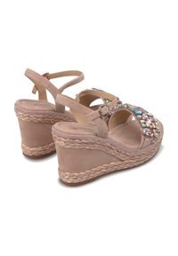 Sandali con tacco a cuneo in morbida suede rosa con dettagli in cristallo decorativi, dotati di una suola intermedia in juta intrecciata e cinghie alla caviglia regolabili.