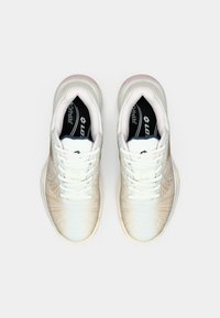 Biele atletické tenisky s jemným prechodom zo smotanovej do béžovej farby. Vrchná časť obsahuje textúrovanú sieťovinu a tradičný systém šnúrovania.